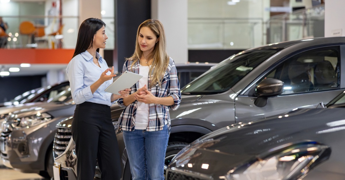 saleswoman-talking-to-a-woman-buying-a-car-at-the-dealership.jpg_s=1024×1024&w=is&k=20&c=Snlfm5MLkkg8FHbMrEhgYLtsoFrAY_fVfEsDS8T2Gb0=