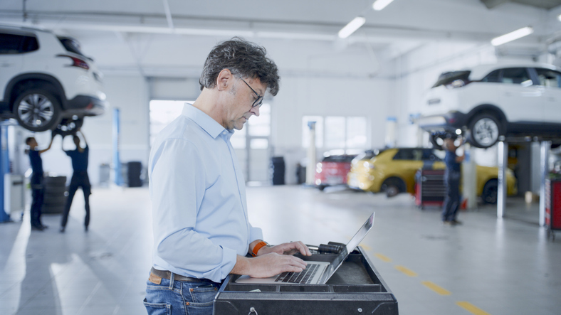 EHS-Man-at-computer